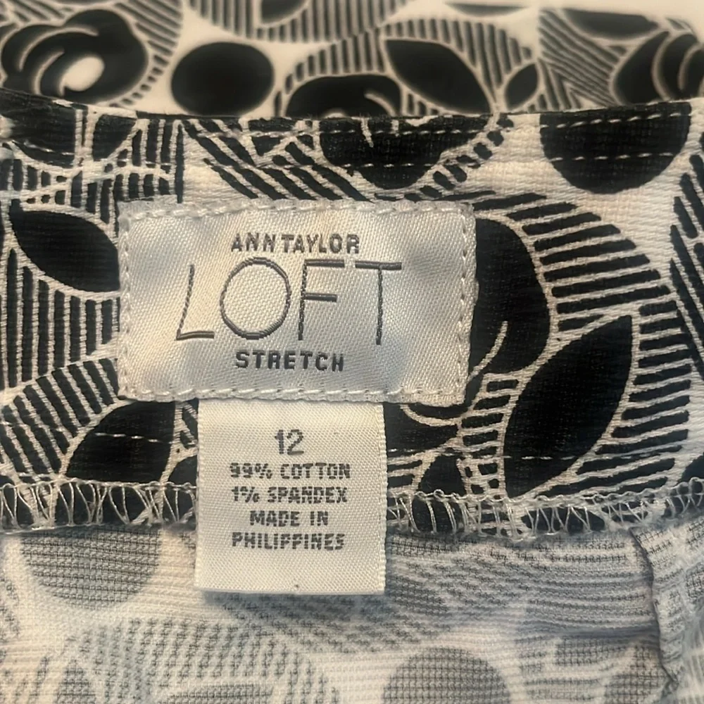 LOFT Stretch Floral White with Black Rose Print Seamed Mini Skirt Size 12